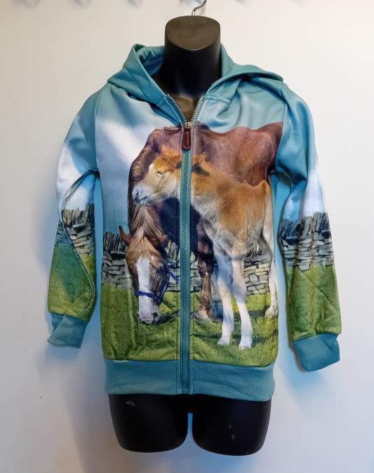 licht blauw/groen vest met 2 paarden