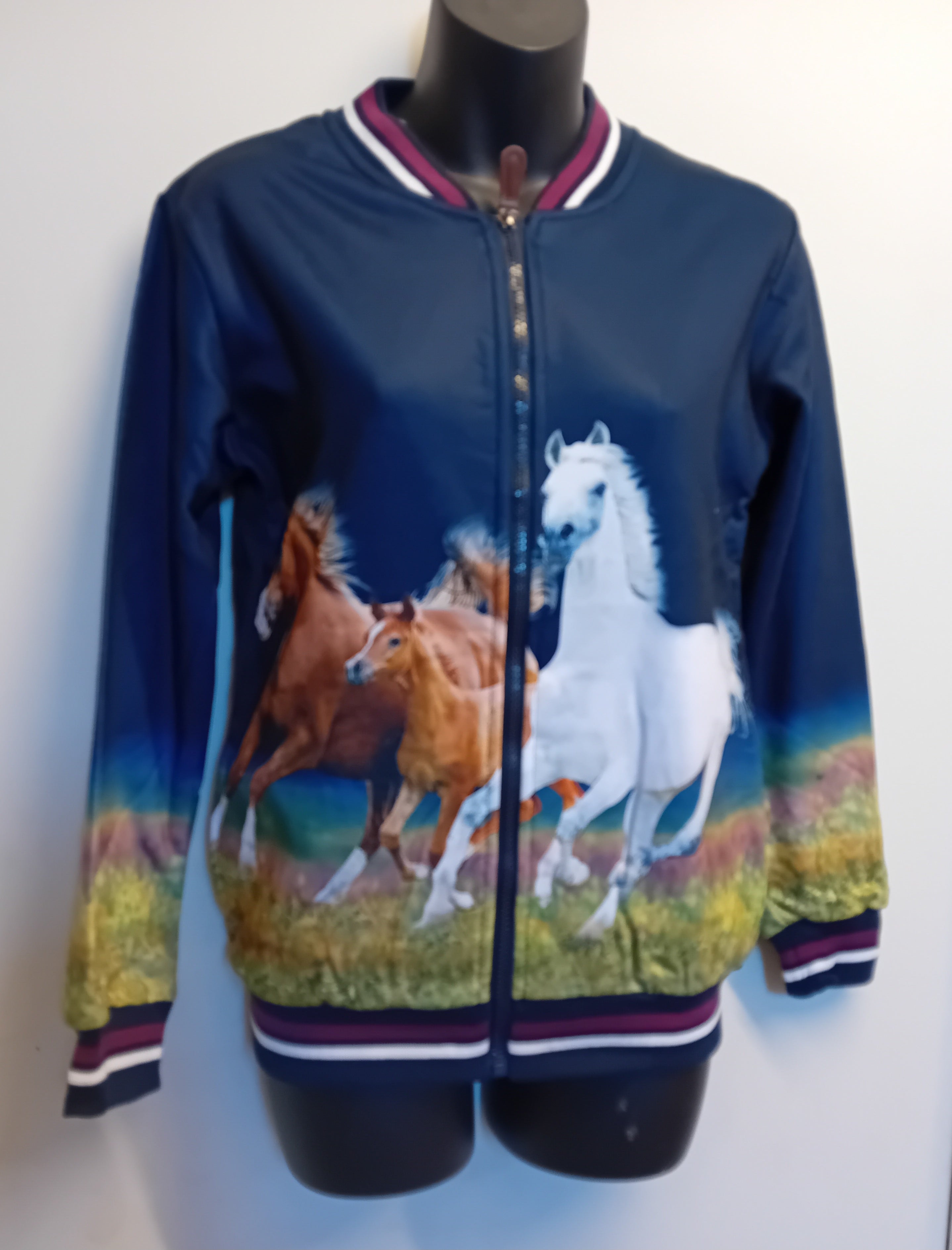 donkerblauw vest met  3 paarden zonder capuchon