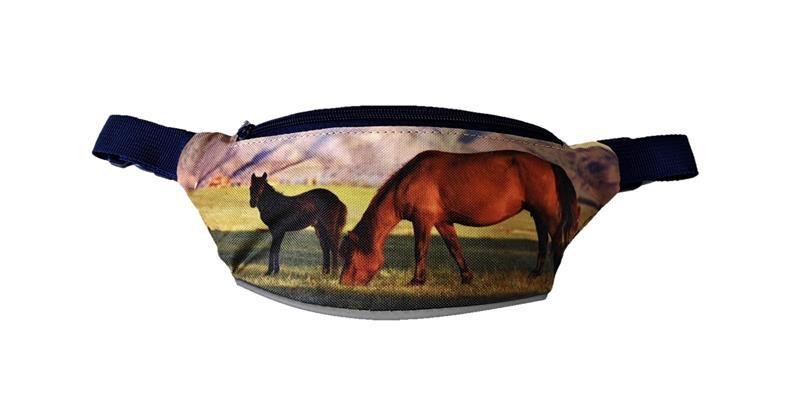 Niedliche Bauch tasche mit braunem Pferd mit schwarzem Fohlen