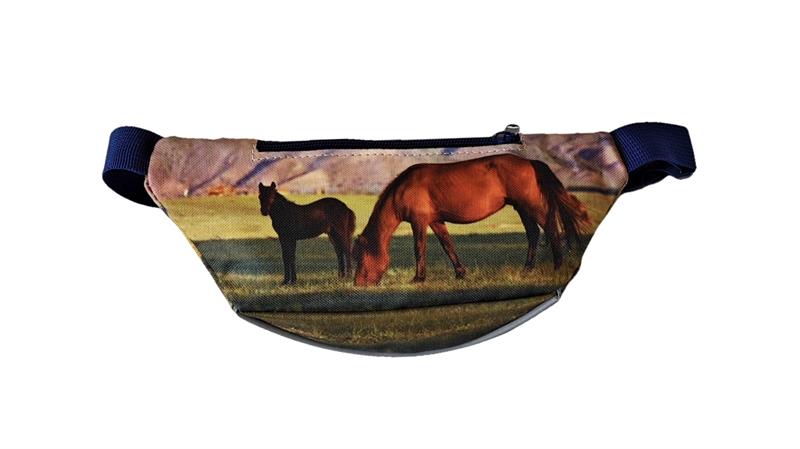 Niedliche Bauch tasche mit braunem Pferd mit schwarzem Fohlen