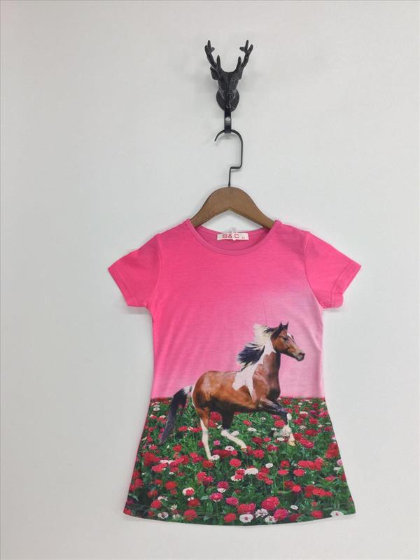 Chemise rose avec cheval poilu