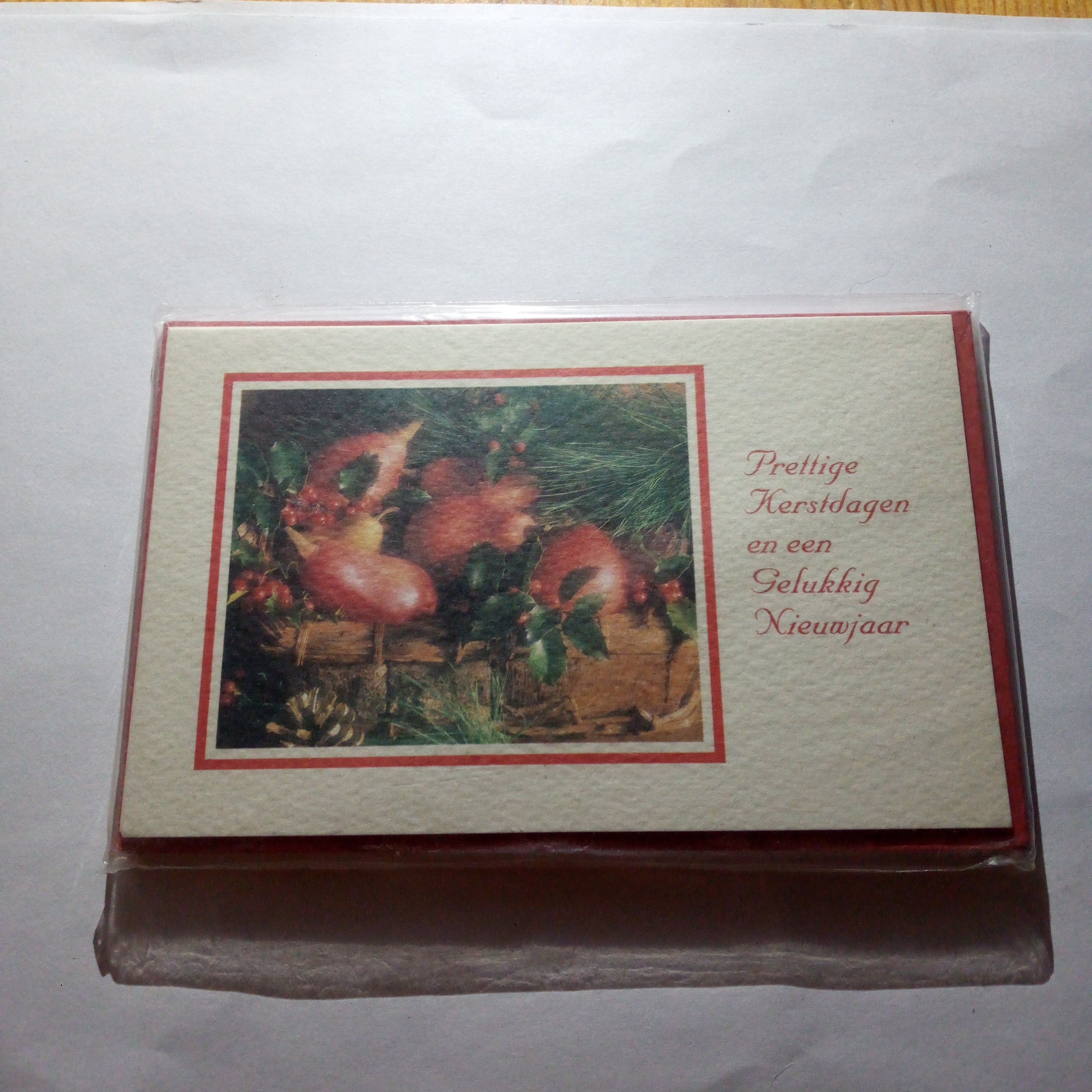 Kerstkaarten kerststukje met rode envelop