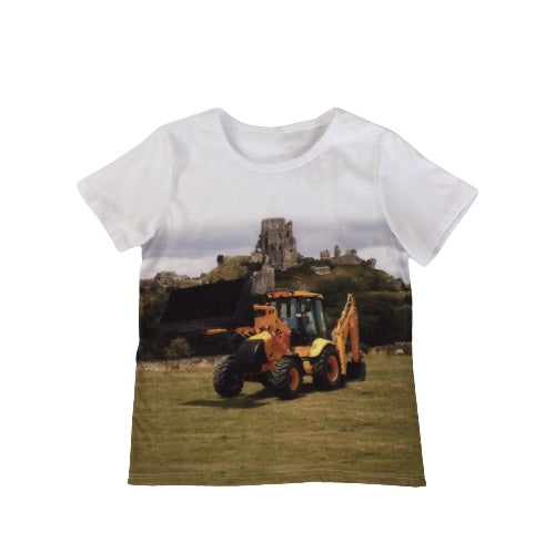 Kinderhemd mit Traktorlast-Grabkombination auf Gras